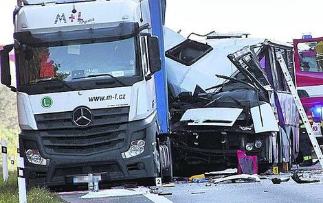 Autobus narazil do odstaveného kamionu v pravém jízdním pruhu.