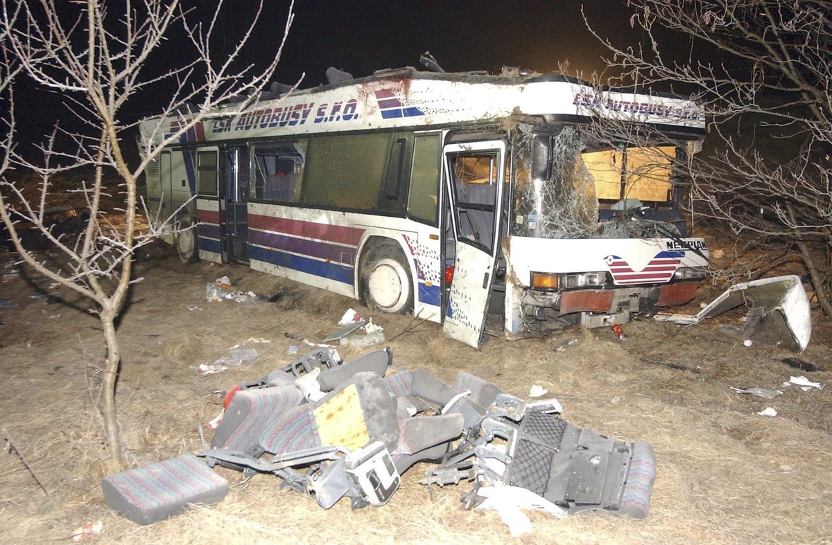 Místo nehody, autobus přišel o střechu, a tak vlastně o celé patro.