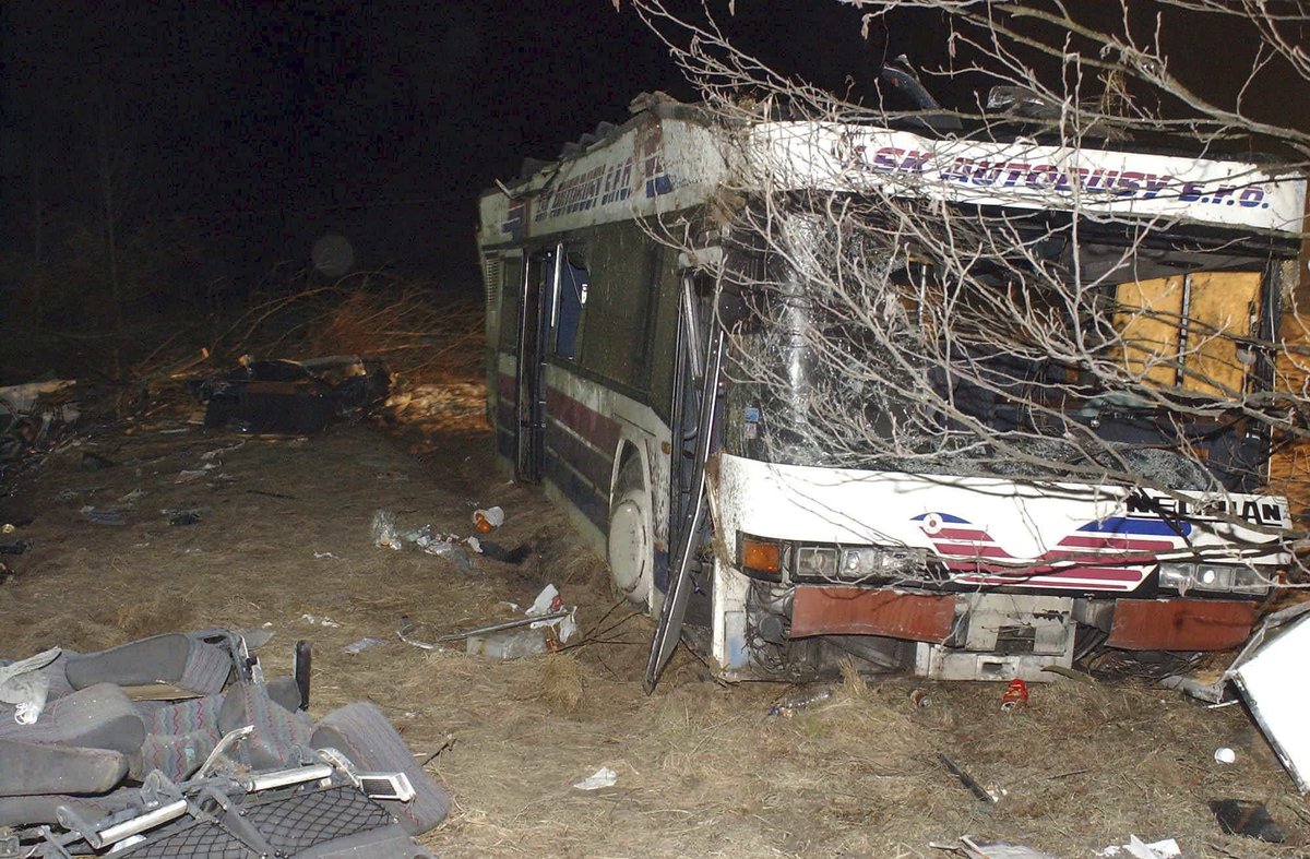 Místo nehody, autobus přišel o střechu, a tak vlastně o celé patro.