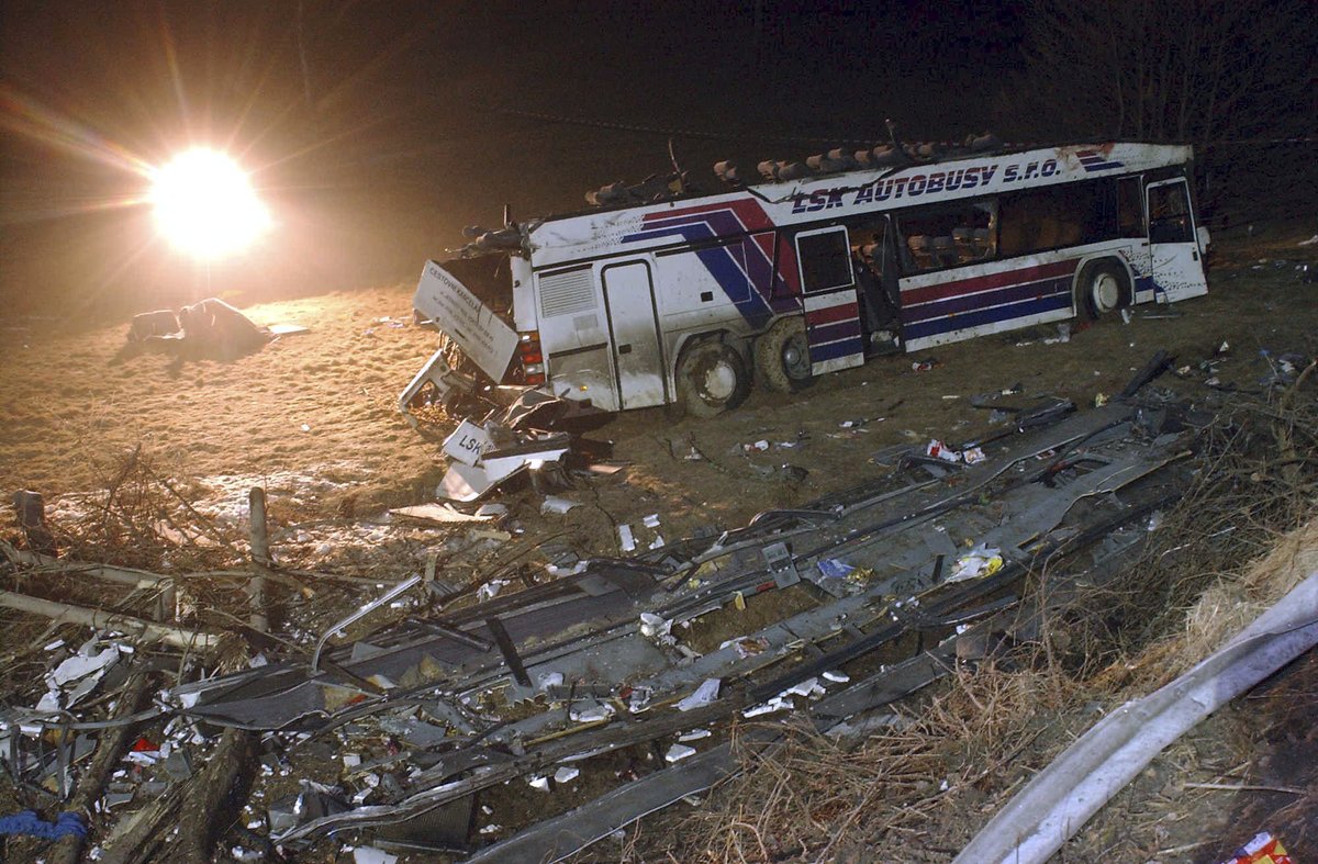 Místo nehody, autobus přišel o střechu, a tak vlastně o celé patro.