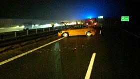 Půl hodiny po silvestrovské půlnoci evidují jihomoravští policisté první smrtelnou nehodu roku 2018. Zemřel muž (27) na dálnici D1, když po nehodě vystoupil z auta a srazila ho dodávka.