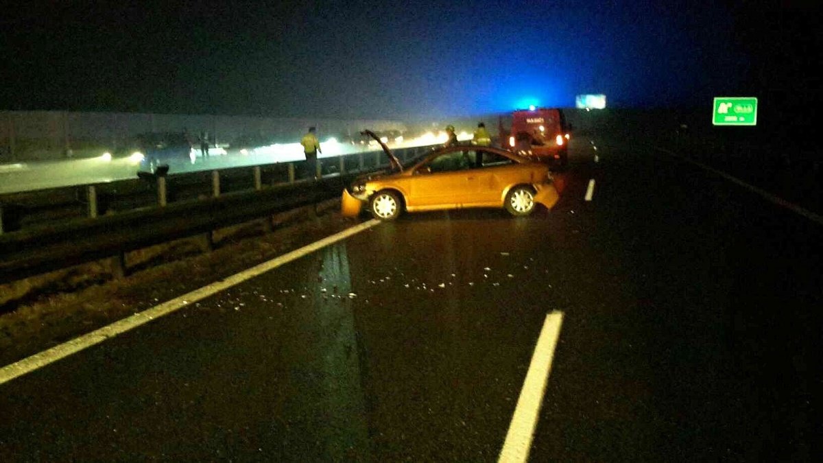 Půl hodiny po silvestrovské půlnoci evidují jihomoravští policisté první smrtelnou nehodu roku 2018. Zemřel muž (27) na dálnici D1, když po nehodě vystoupil z auta a srazilo ho dodávka.