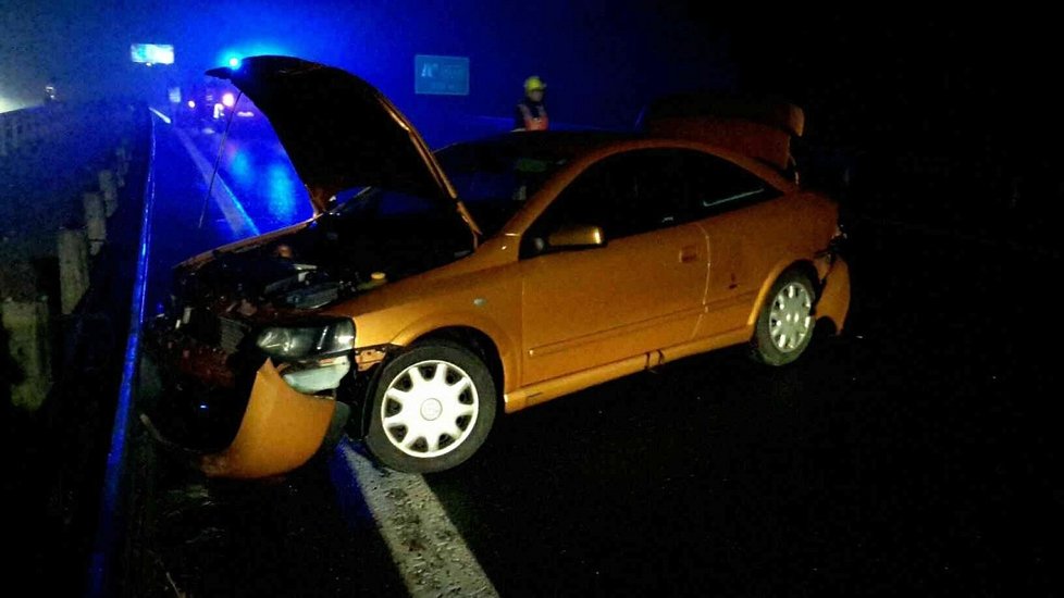 Půl hodiny po silvestrovské půlnoci evidují jihomoravští policisté první smrtelnou nehodu roku 2018. Zemřel muž (27) na dálnici D1, když po nehodě vystoupil z auta a srazila ho dodávka.