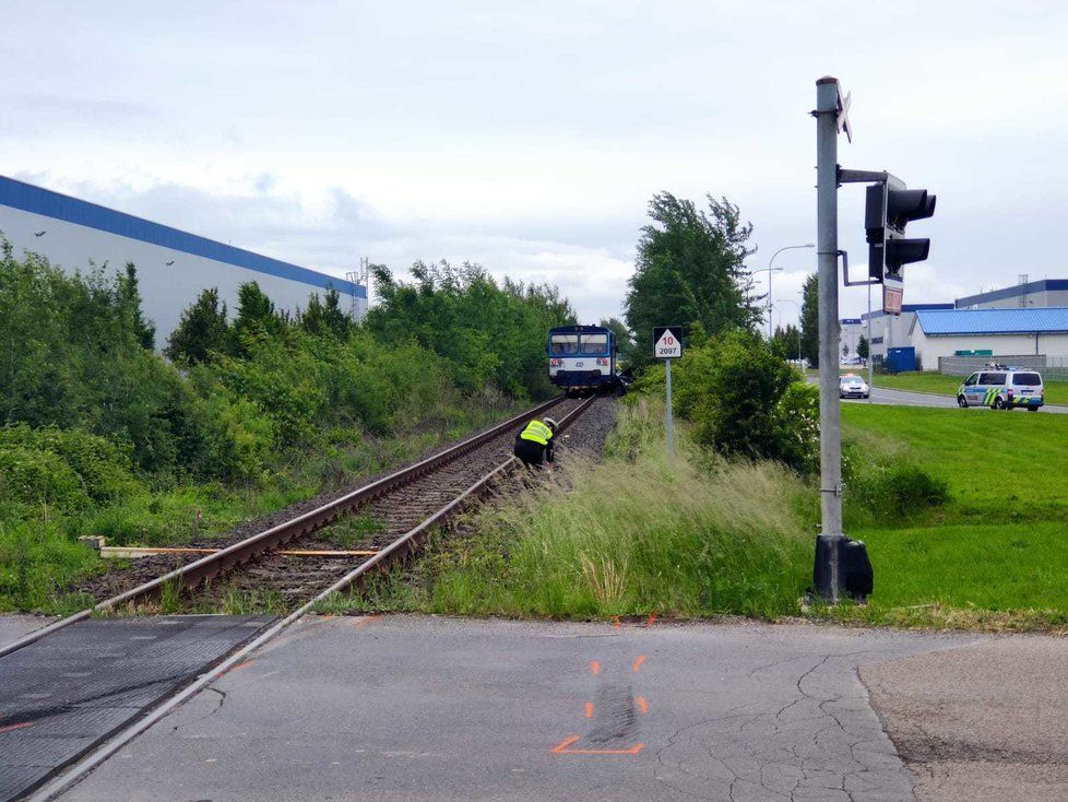 V Dobrovízi došlo k železniční nehodě. Vlak se srazil s vozidlem. (ilustrační foto)