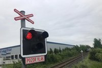 Železniční nehoda za Prahou: Strojvedoucí v Dobrovízi nestihl zabránit kolizi s autem
