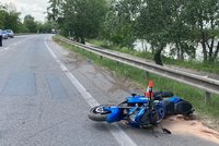 Motorkář (45) dostal při průjezdu zatáčkou smyk: Náraz do svodidel nepřežil