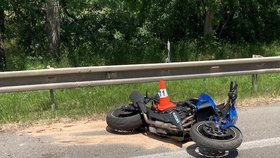 Při páteční nehodě u Hodonína zemřel motorkář, jeho spolujezdkyně je vážně zraněná.