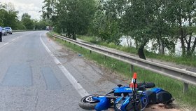 Motorkář (45) dostal při průjezdu zatáčkou smyk: Náraz do svodidel nepřežil