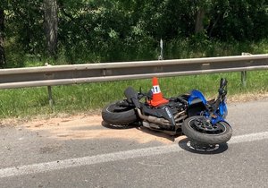 Při páteční nehodě u Hodonína zemřel motorkář, jeho spolujezdkyně je vážně zraněná.