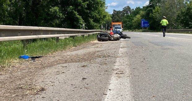 Při páteční nehodě u Hodonína zemřel motorkář, jeho spolujezdkyně je vážně zraněná