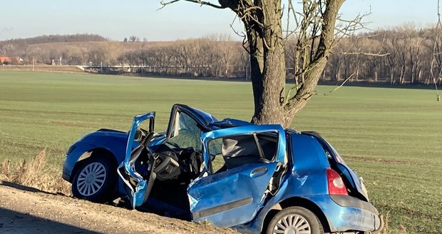 Tragédie u Znojma: Dvě ženy zemřely po nárazu do stromu! Auto "uklouzlo"