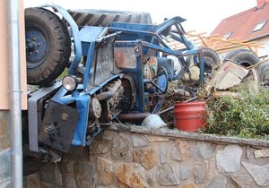 Podle policie se stal traktor s plně naloženým návěsem při jízdě z prudkého svahu v Tetčicích neovladatelným. Pohřbil pod sebou svého řidiče (28).