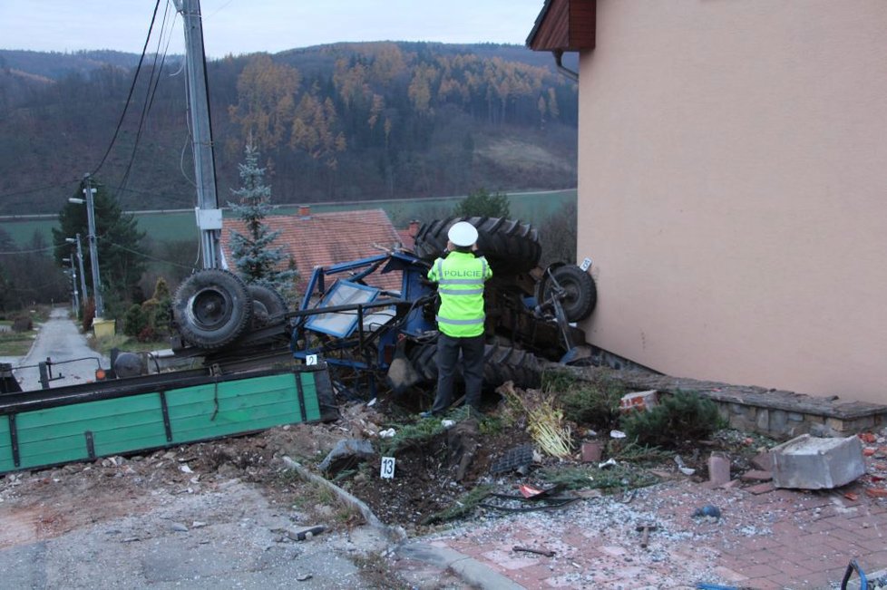 Podle policie se stal traktor s plně naloženým návěsem při jízdě z prudkého svahu v Tetčicích neovladatelným. Pohřbil pod sebou svého řidiče (28).