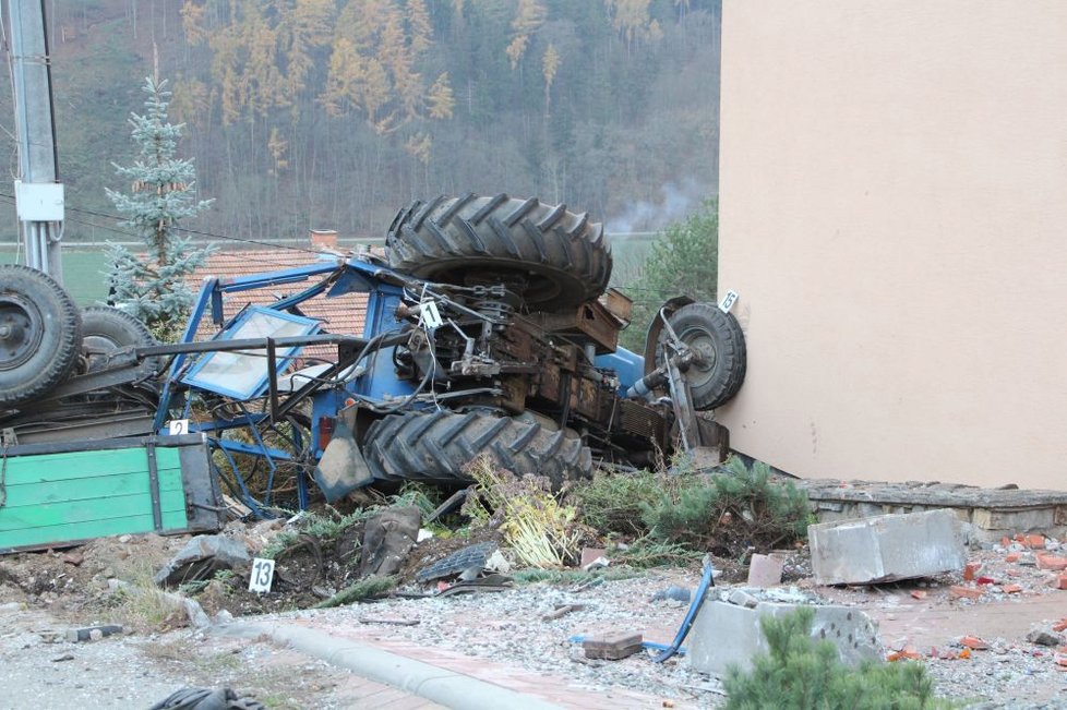 Podle policie se stal traktor s plně naloženým návěsem při jízdě z prudkého svahu v Tetčicích neovladatelným. Pohřbil pod sebou svého řidiče (28).