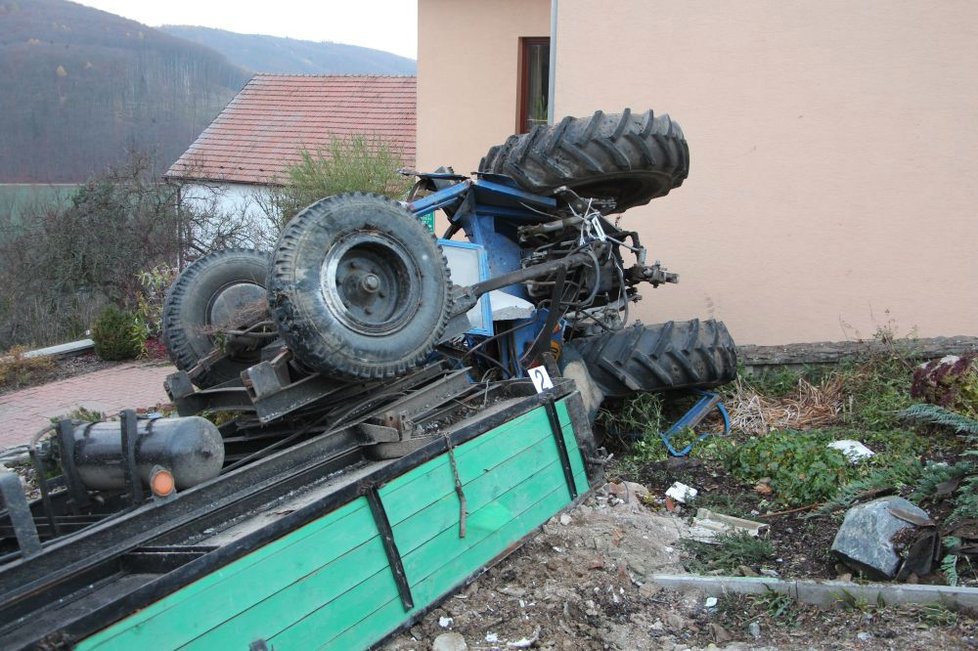 Podle policie se stal traktor s plně naloženým návěsem při jízdě z prudkého svahu v Tetčicích neovladatelným. Pohřbil pod sebou svého řidiče (28).