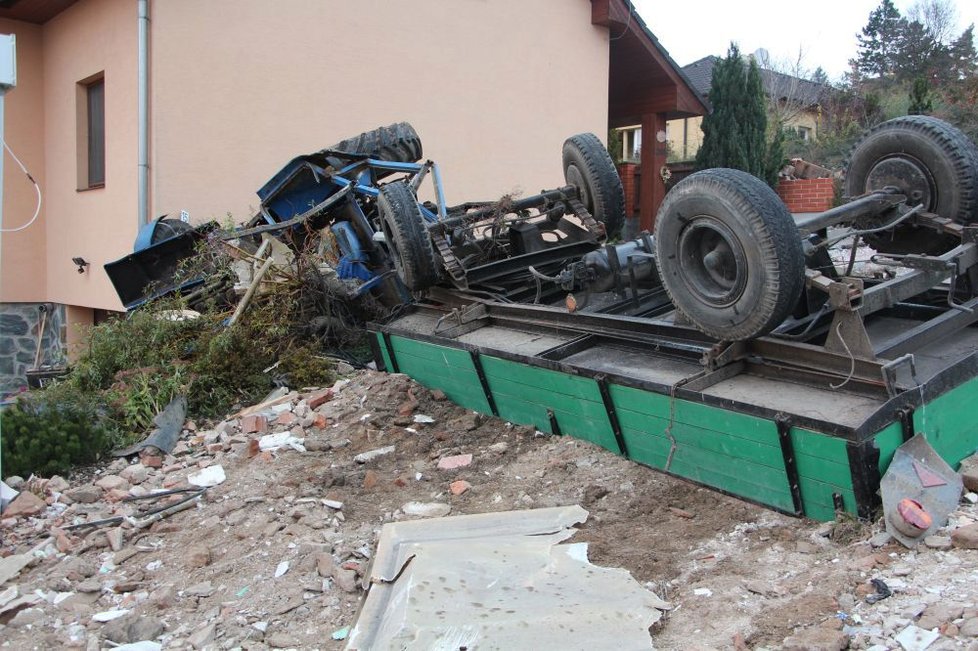 Podle policie se stal traktor s plně naloženým návěsem při jízdě z prudkého svahu v Tetčicích neovladatelným. Pohřbil pod sebou svého řidiče (28).