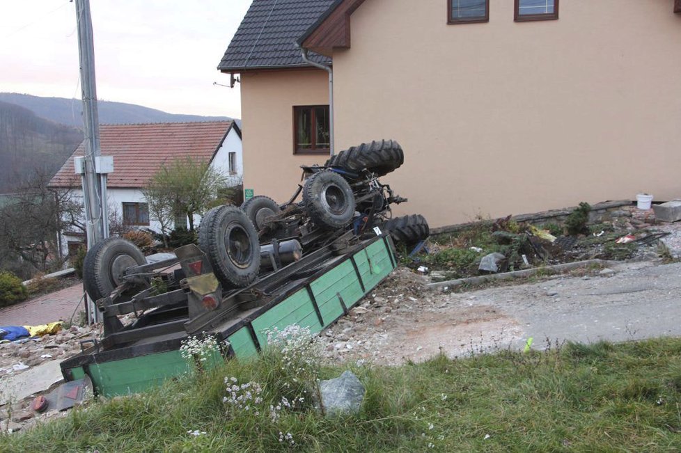 Podle policie se stal traktor s plně naloženým návěsem při jízdě z prudkého svahu v Tetčicích neovladatelným. Pohřbil pod sebou svého řidiče (28).