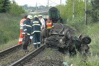 Vlak smetl auto na přejezdu: Šofér byl na místě mrtvý