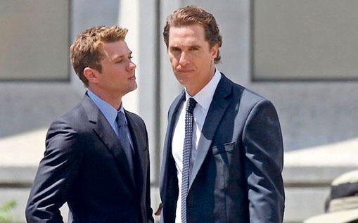 Smrtící hra. ObhájceMatthew McConaughey(vpravo) musí hrát se svýmklientem (Ryan Phillippe)doslova o život