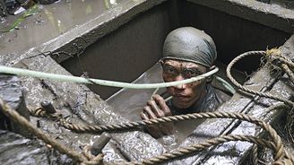 Nelegální těžba zlata na Filipínách aneb Smrtící ponor do bahna pro kousek blyštivého kovu