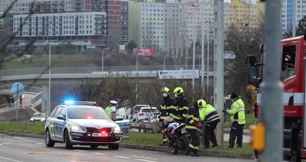  V Jeremiášově ulici na Praze 13 zemřel v pátek 9. dubna motorkář poté, co narazil do sloupu.