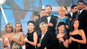 Silvestr TV Nova v roce 2001 včetně všech významných moderátorských tváří, generálního ředitele Vladimíra Železného a programové ředitelky Libuše Šmuclerové