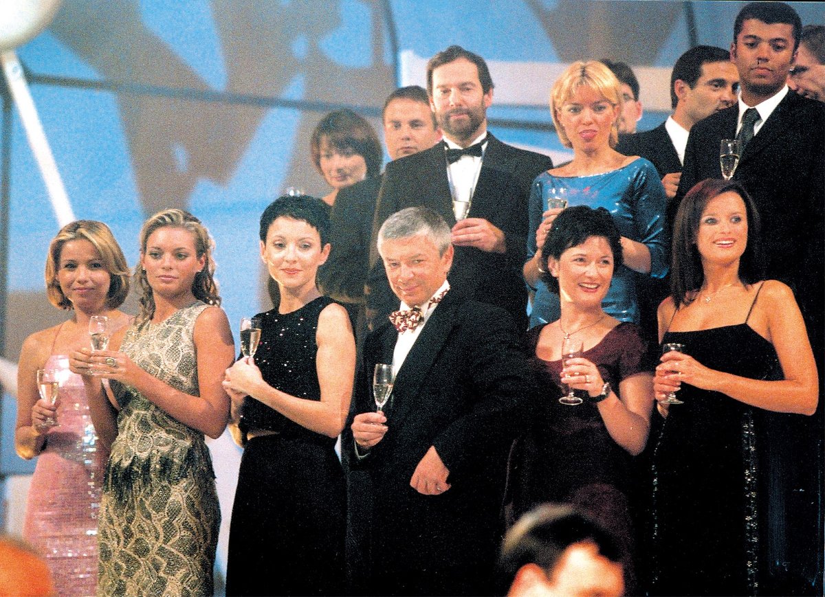 Silvestr TV Nova v roce 2001 včetně všech významných moderátorských tváří, generálního ředitele Vladimíra Železného a programové ředitelky Libuše Šmuclerové.