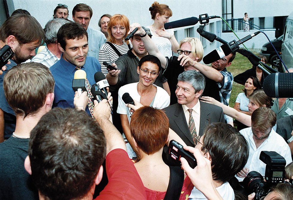 Improvizovaná tisková konference přestěhované TV NOVA , která začala vysílat z Barrandova 12. 11. 2004