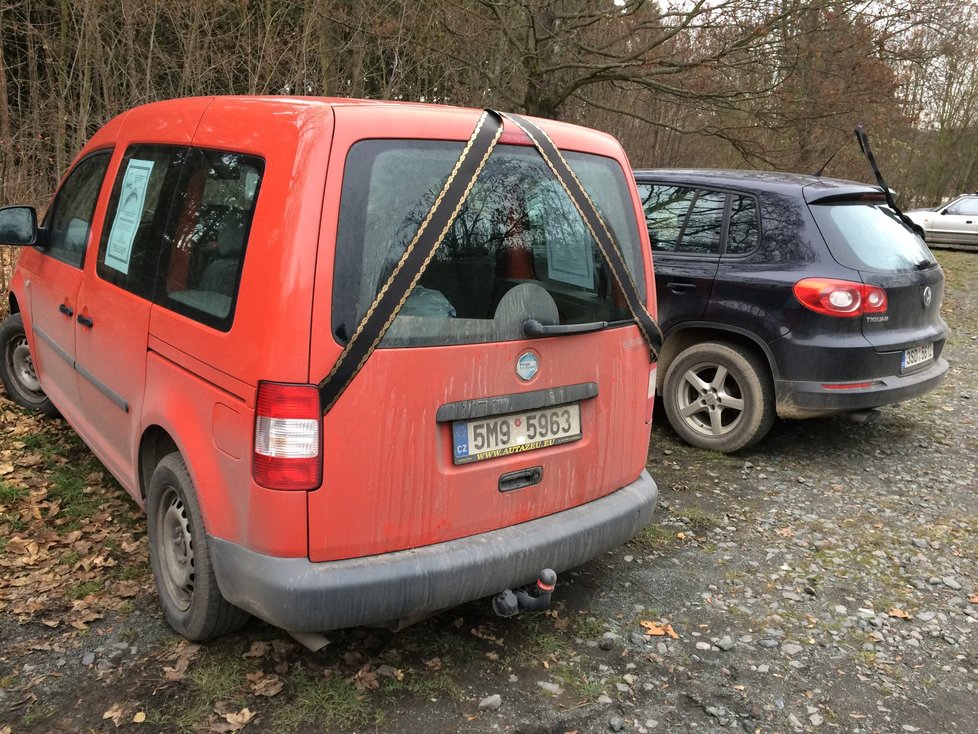 Pietně ozdobená vozidla na rozlučku se svobodným podnikáním