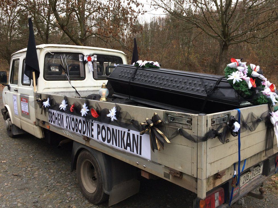 Rakev na korbě dodávky, do které organizátoři symbolicky vložili svobodné podnikání