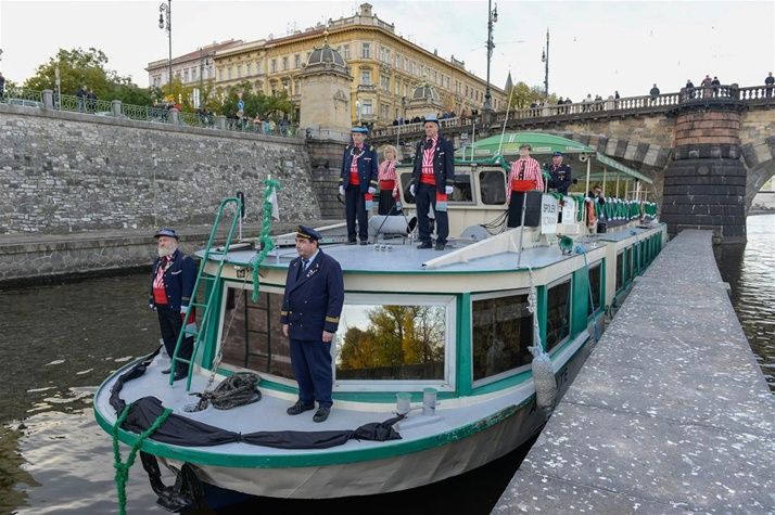 Tryzna za všechny utonulé na Vltavě.