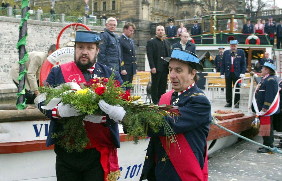 Na Vltavu vypluje tradiční tryzna za všechny utonulé.