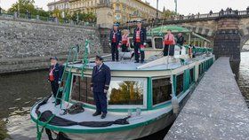 Na Vltavu v Praze vypluje smuteční loď. Připomene všechny utonulé