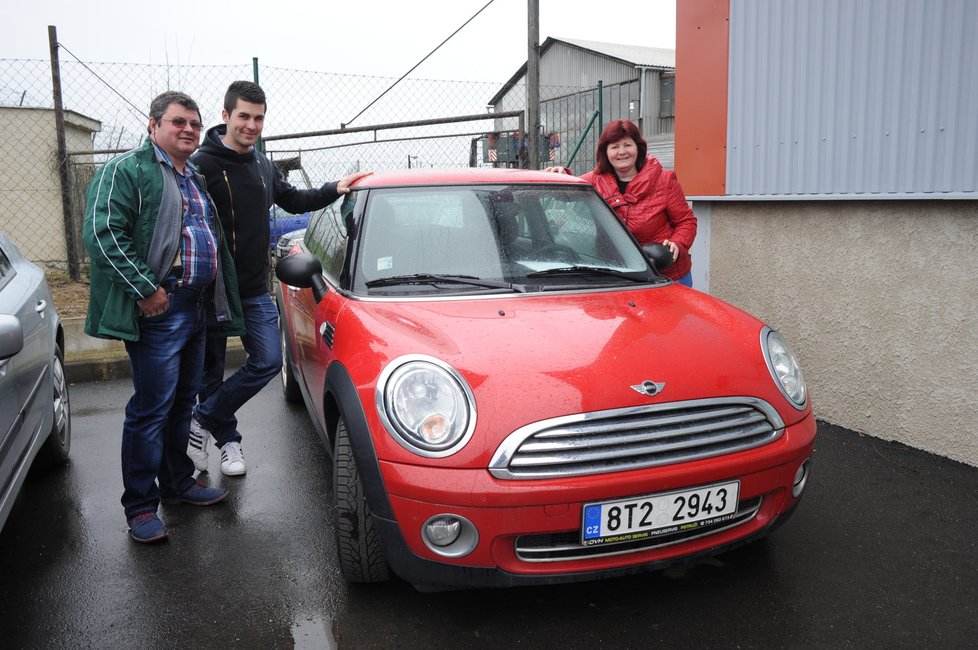 Spokojení majitelé nového mini se na dražbu vypravili poprvé. Krasavce koupili zhruba o třicet tisíc levněji, než kolik by stál v bazaru.