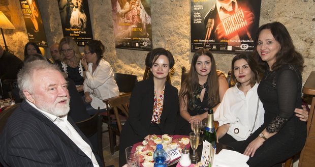 Alena Mihulová (vpravo) pozvala (zleva) bývalého přítele Zdeňka Duška, dceru Karolínu a její partnerku Natálii.