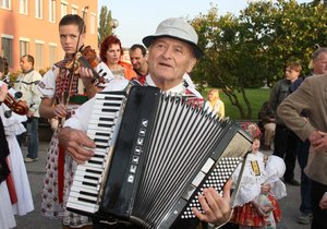 Jaroslav Smutný válel na harmoniku při Andělských hodech ve Veselí nad Moravou v říjnu roku 2007.