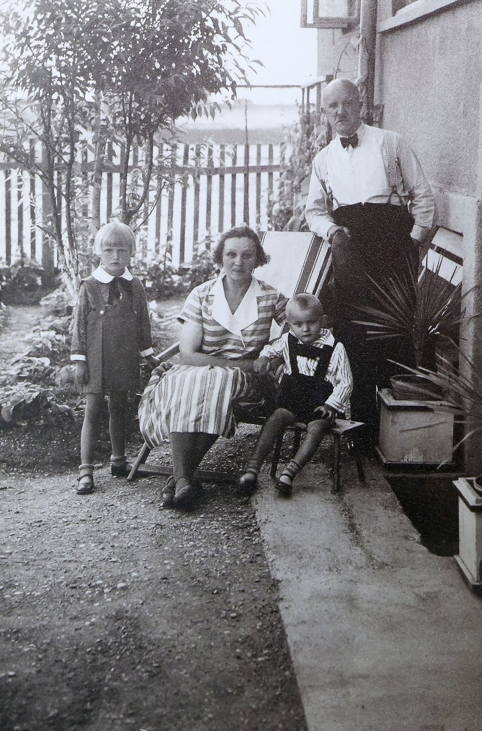 Stará fotka, která visí v ložnici, zachycuje babičku Dietlovou, dědu i malého Jaroslava Dietla (dítě vpravo).