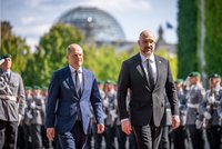 Ukrajinský premiér si v Berlíně pochvaloval německé houfnice. A žádá další tanky