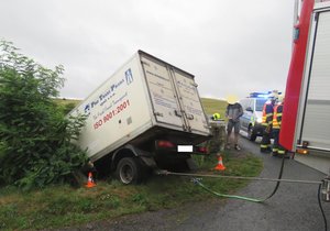 Auto dostalo smyk a prorazilo svodidla.