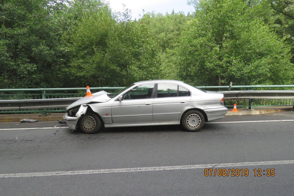 Auto dostalo smyk a prorazilo svodidla.