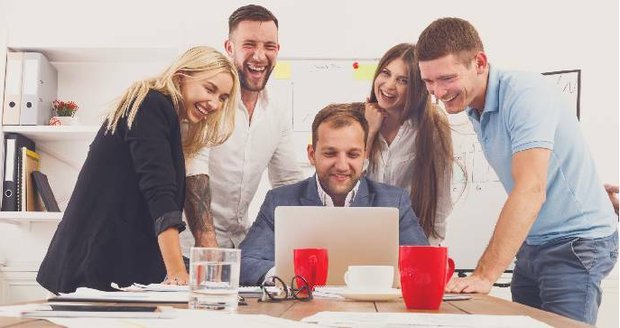 Humor prý Češi používají jako obranu – třeba na pracovišti.