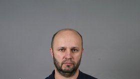 Sliboval manželství, udělal jim dítě, sebral peníze a zmizel: Policie hledá oběti sňatkového podvodníka.