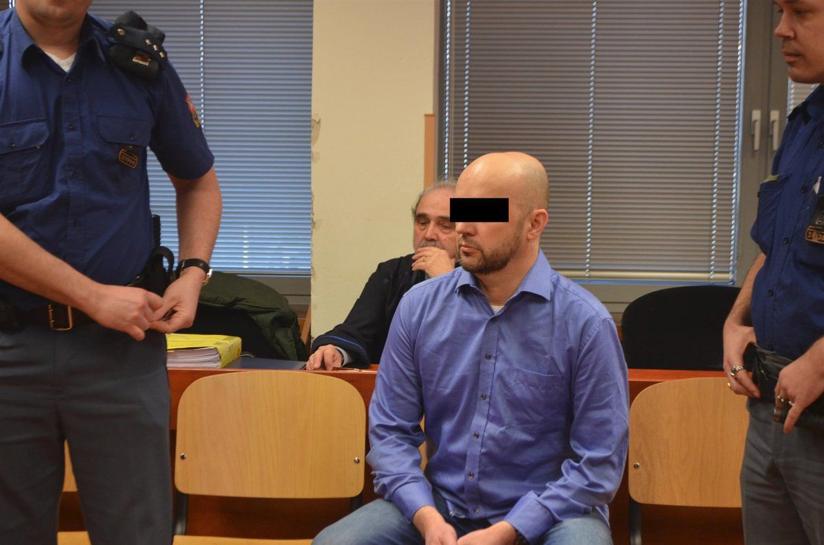 Učitele Jaroslava D. přivedla k soudu eskorta z vazební věznice.