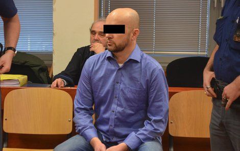 Učitele Jaroslava D. přivedla k soudu eskorta z vazební věznice.
