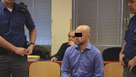 Učitele Jaroslava D., obžalovaného za sňatkové podvody, přivedla k soudu eskorta z vazební věznice.
