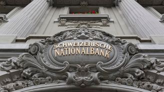 Po šokujícím kroku Švýcarů musely banky dokonce platit za to, že půjčují peníze