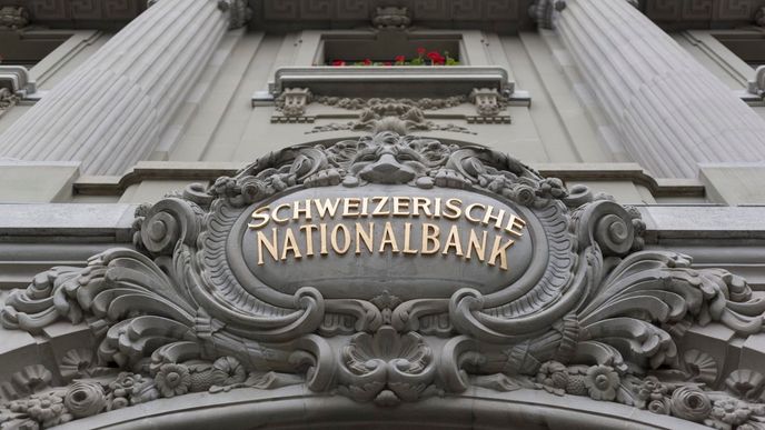 Finanční instituce a makléřské společnosti po celém světě počítají ztráty, které jim způsobilo čtvrteční překvapivé rozhodnutí švýcarské centrální banky (SNB) přestat bránit růstu franku.