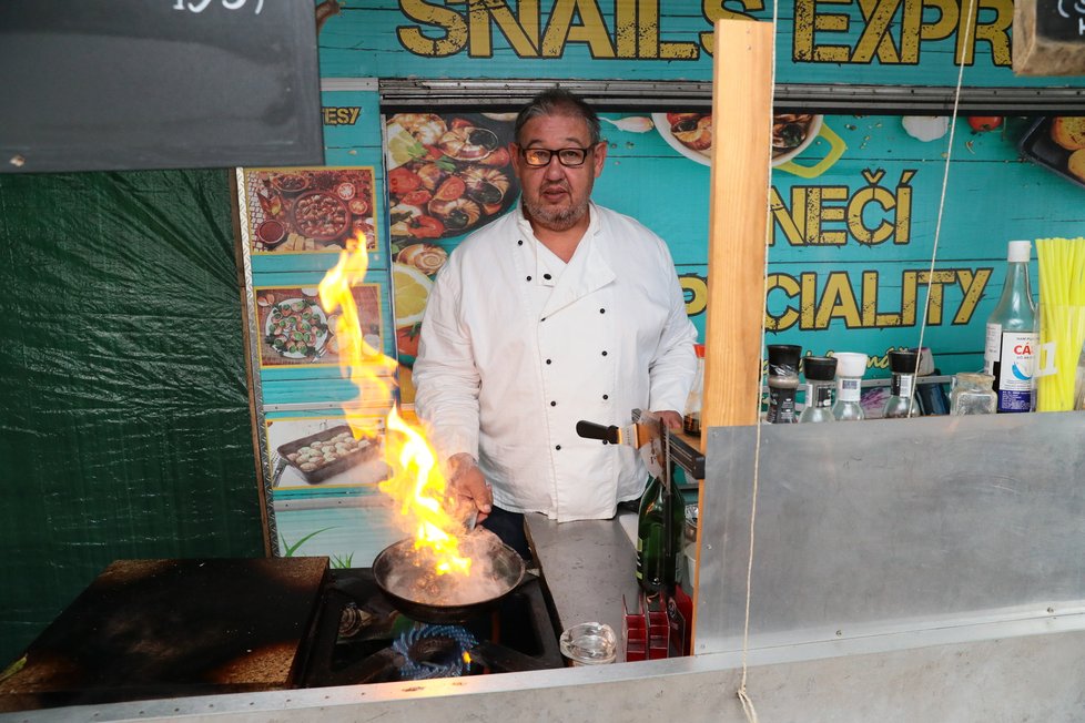 Dlouhá léta vařil Roman standardní pokrmy, než jej okouzlili šneci. Tak se hned pustil do práce a voilá - dnes se stará o farmu i vlastní restauraci, která se specializuje výhradně na šnečí pokrmy.