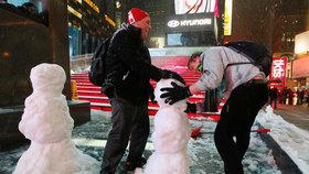 Někteří newyorčané si z bouře nic nedělají a staví sněhuláky