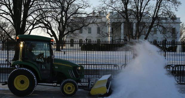 USA zasáhla sněhová bouře, stovky letů zrušeny, lidé vykoupili obchody.